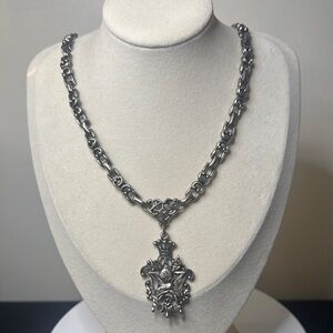 Elegant Silver Tone Sallet Medieval English Crest Pendant 22” Necklace Vintage